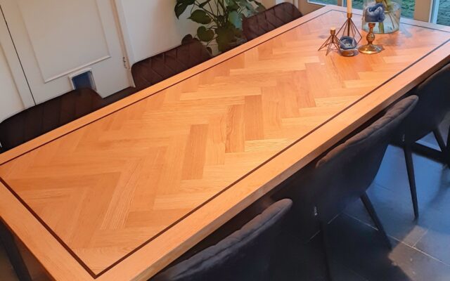 Visgraat tafel eiken afgewerkt met olie, 220x90x76cm (lxbxh).